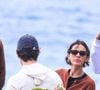 Nem o frio carioca mudou o estilo de Shawn Mendes: cantor usa Havaianas em novo passeio com Bruna Marquezine