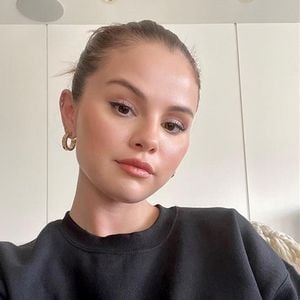 Em um comentário no TikTok, a estrela de Only Murders in the Building demonstrou irritação com as especulações e declarou: "Sinceramente, odeio isso. Eu tenho Botox. É isso. Me deixe em paz".