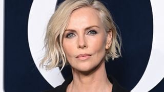 Charlize Theron abre o jogo sobre corpo aos 50: ‘Pilates mudou tudo e eu calculo cada refeição’