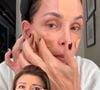 O ritual noturno de Carolina Ferraz conquistou a internet: a atriz contou que dorme usando uma técnica facial coreana ensinada por Margot Yang e revelou que percebeu um resultado positivo na pele