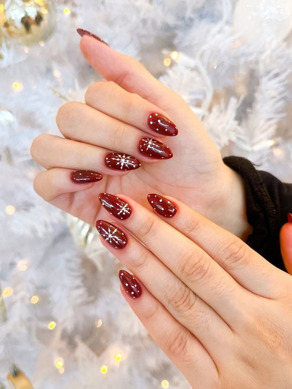 Unhas vermelhas de Natal: a manicure clássica que nunca sai de moda