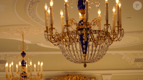 Lustre luxuoso é um dos detalhes do castelo alugado por Vini Jr. nos EUA para a família