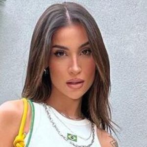 A maquiadora e criadora de conteúdo Ana Aparichi recomenda unir as duas pontas do arco do cupido ligeiramente por fora do contorno natural, criando uma espécie de arco. Nos demais pontos do lábio superior, a orientação é acompanhar o desenho original até os cantos da boca