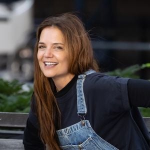 O macacão oversized, peça central do look, foi combinado a camadas discretas e inteligentes: uma camiseta de manga longa escura sob uma t-shirt de cor semelhante.