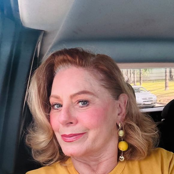 Vera Fischer encantou os fãs na tarde desta quarta-feira (30) ao publicar fotos ousadas em seu perfil do Instagram
