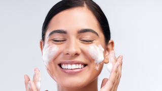Qual é a diferença entre o gel de limpeza e o sabonete facial?