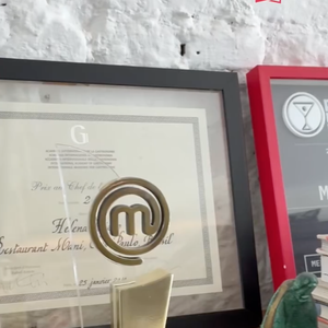 Helena Rizzo guarda até um exemplar do troféu do 'MasterChef Brasil', reality show no qual é jurada