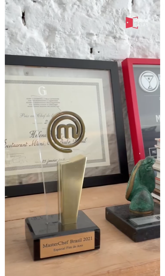 Helena Rizzo guarda até um exemplar do troféu do 'MasterChef Brasil', reality show no qual é jurada