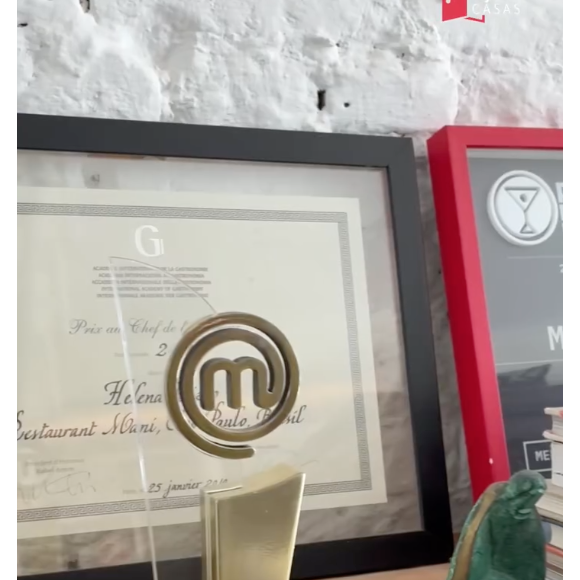 Helena Rizzo guarda até um exemplar do troféu do 'MasterChef Brasil', reality show no qual é jurada