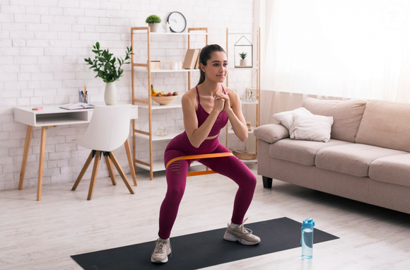 As pessoas acima de 30 anos podem praticar exercícios para definir o bumbum em casa.