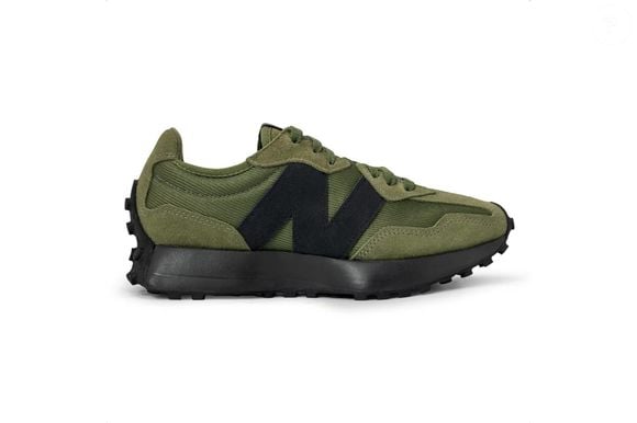 O New Balance 327 tem um visual retrô que acrescenta personalidade até à dupla mais básica de jeans e camiseta