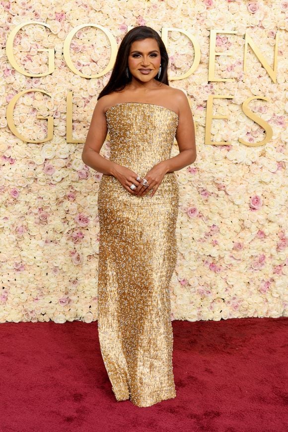 Globo de Ouro 2025: o vestido dourado elegante de Mindy Kaling é Ashi Studio