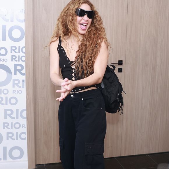 Ao desembarcar no aeroporto do Galeão, Shakira foi vista usando um look todo preto.