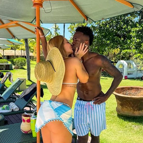 Vini  Jr. escreveu "Te amo" no álbum de fotos de Virgínia