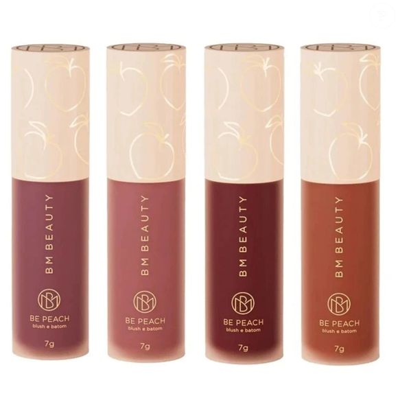 Para quem busca um efeito mais resistente, as fórmulas mate e de longa duração são as grandes aliadas. O Be Peach, da BM Beauty, entra nessa proposta ao oferecer alta fixação e menor transferência, ideal para um visual à prova de beijos. Mas atenção: esse tipo de acabamento exige lábios bem preparados. Como orienta Chloé Gaya, 'camadas finas aderem melhor à pele e transferem menos'