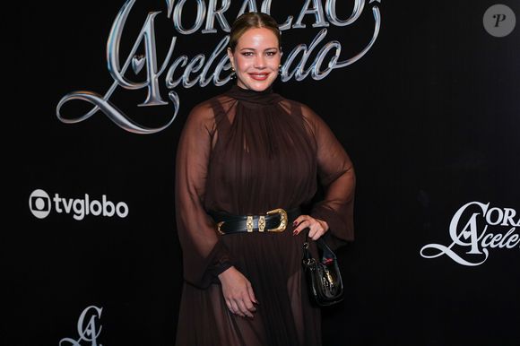 O cinto preto com fivela dourada marcou a cintura e acrescentou um toque de sofisticação clássica, enquanto a bolsa estruturada e os sapatos de bico fino reforçaram a pegada chique do look. Com o cabelo preso e uma maquiagem que destacou os lábios, Leandra exalou confiança e estilo - uma verdadeira diva contemporânea, provando que o minimalismo bem executado é sempre arrebatador