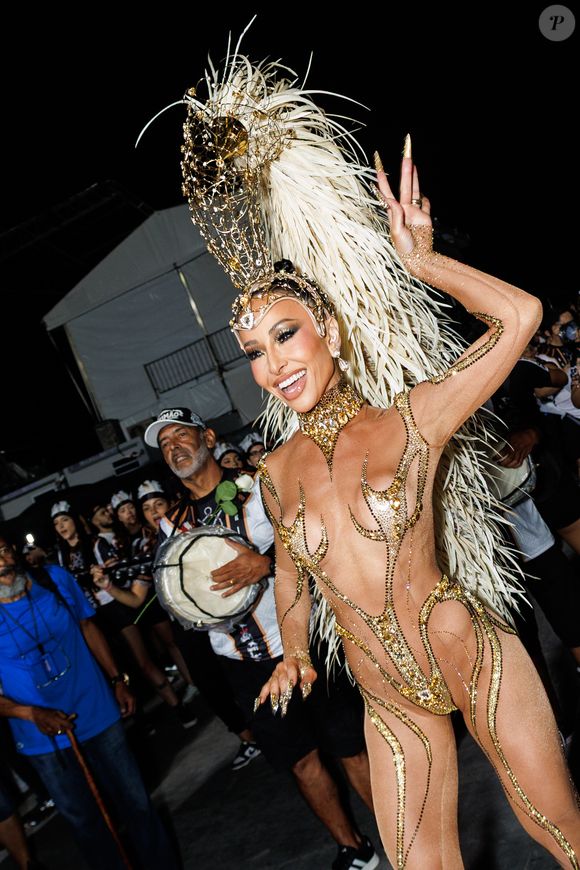 Para o último ensaio da escola de samba para o Carnaval 2026, Sabrina Sato escolheu um look com transparência máxima