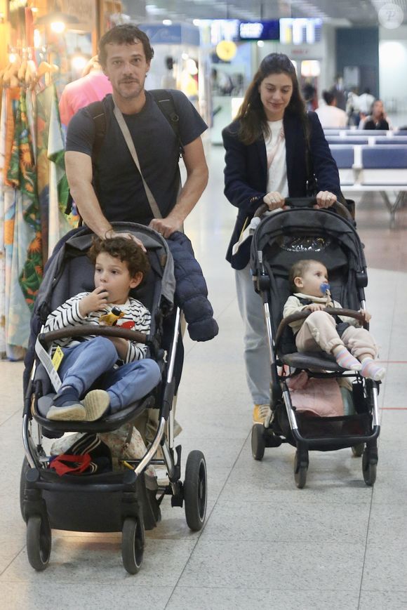 Jayme Matarazzo e a mulher, Luiza Tellechea, embarcaram com os filhos, Antonio (3 anos) e Maria (1 ano), em aeroporto do Rio