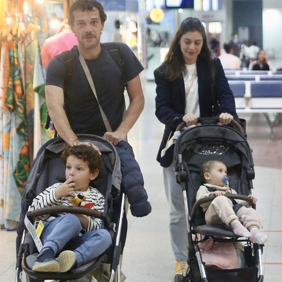 Jayme Matarazzo e a mulher, Luiza Tellechea, embarcaram com os filhos, Antonio (3 anos) e Maria (1 ano), em aeroporto do Rio