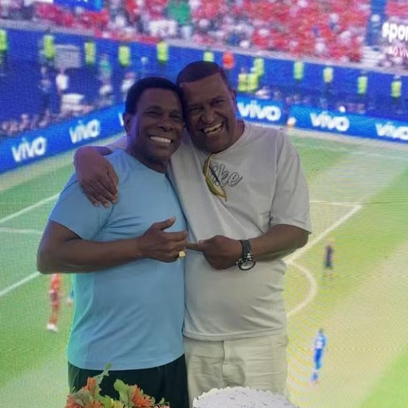 Enquanto Neguinho da Beija-Flor comemora a vitória da Beija-Flor no Carnaval do Rio de 2025, seu irmão, Nêgo, celebra mais um título no Carnaval do Rio na Série Ouro e garante o acesso ao Grupo Especial no Carnaval de 2026 da Acadêmicos de Niterói.