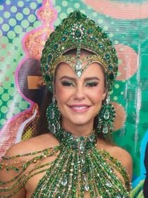 Look verde com recorte cavado e aplicações de cristais: Paolla Oliveira deixa corpo à mostra com fantasia impecável e ousada para receber título de Rainha de Bateria da Imperatriz Leopoldinense; veja fotos!