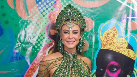 Look verde com recorte cavado e aplicações de cristais: Paolla Oliveira deixa corpo à mostra com fantasia impecável e ousada para receber título de Rainha de Bateria da Imperatriz Leopoldinense; veja fotos!
