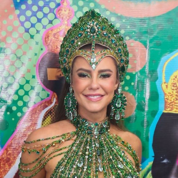 Paolla Oliveira deixa corpo à mostra com fantasia impecável e ousada para receber título de Rainha de Bateria da Imperatriz Leopoldinense; veja fotos do look!