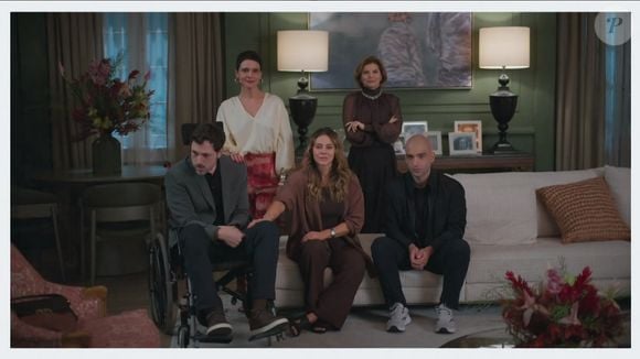 Foto em família com filho de Odete vira piada na web: 'O homem volta dos mortos e ninguém questiona nada'