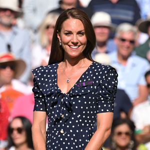 O modelo chamou atenção não apenas pela delicadeza, mas por sua forte semelhança com uma produção usada por Kate no torneio de Wimbledon, em 2022.