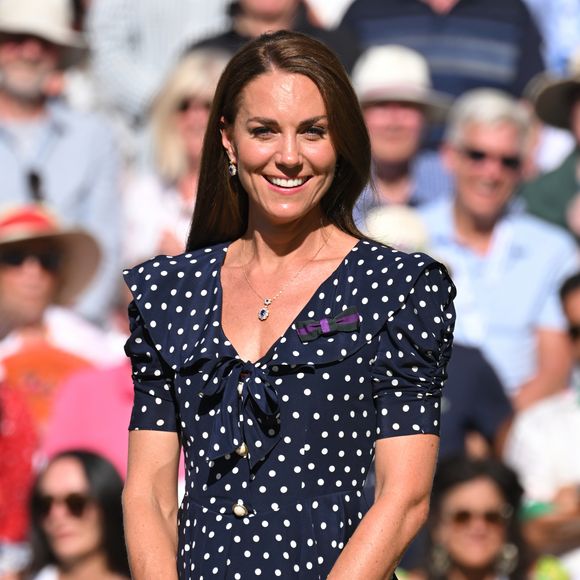 O modelo chamou atenção não apenas pela delicadeza, mas por sua forte semelhança com uma produção usada por Kate no torneio de Wimbledon, em 2022.