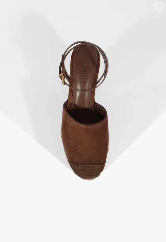 Vendida por R$ 850, a sandália marrom da Schutz aposta em referências setentistas para transformar produções com jeans, peças boho e vestidos fluidos.