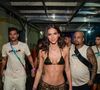 Bruna Marquezine no Carnaval 2025 do RJ: barriga seca destacada em look de cintura baixa