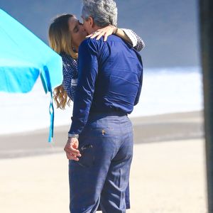 Novela 'Vale Tudo': Carolina Dieckmann e Alexandre Nero protagonizaram uma cena quente de beijo para os personagens da novela.