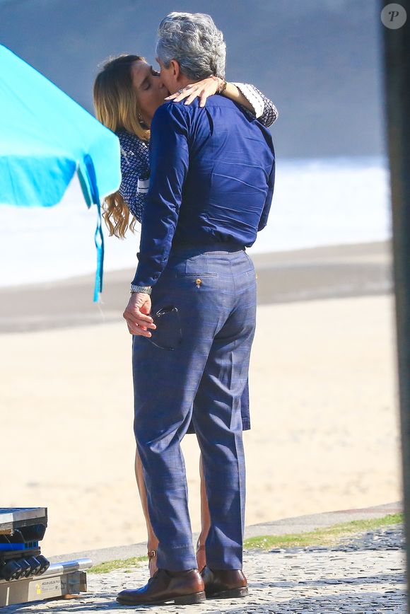 Novela 'Vale Tudo': Carolina Dieckmann e Alexandre Nero protagonizaram uma cena quente de beijo para os personagens da novela.