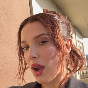 Cabelo atual de Millie Bobby Brown; depois de várias transformações, Millie adotou fios acobreados