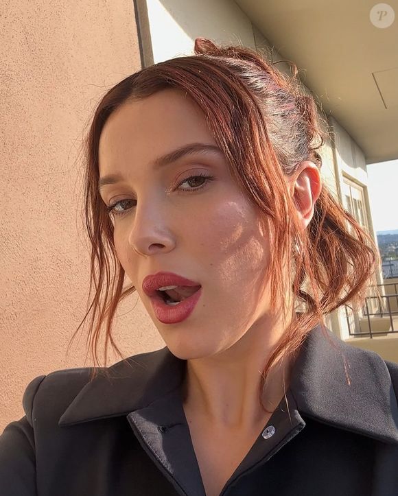 Cabelo atual de Millie Bobby Brown; depois de várias transformações, Millie adotou fios acobreados