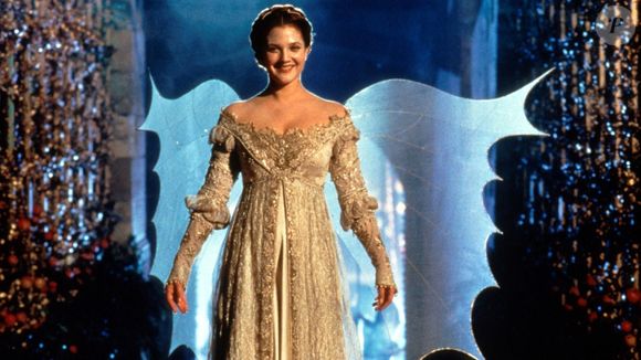 Em uma viagem fashion pelo cinema, Lili Reinhart revisitou o universo de Drew Barrymore em Para Sempre Cinderela com uma criação feita sob medida pela Rodarte