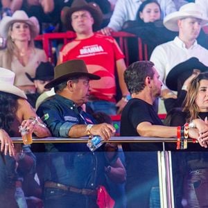 Ana Castela e Gustavo Mioto, que já namoraram, são fotografados próximos durante show de Zezé Di Camargo & Luciano na Festa do Peão de Barretos 2026