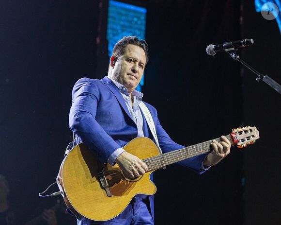 Marrone precisou levar pontos na testa após sofrer queda em show