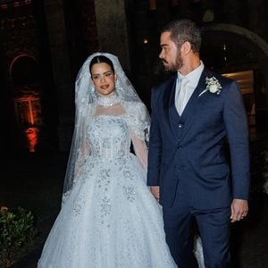 O casal celebrou a união em um castelo em Vinhedo. Para o altar, Luana Sales apostou em um vestido de noiva clássico com véu catedral
