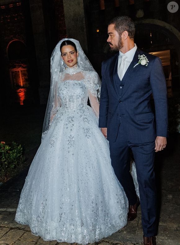 O casal celebrou a união em um castelo em Vinhedo. Para o altar, Luana Sales apostou em um vestido de noiva clássico com véu catedral
