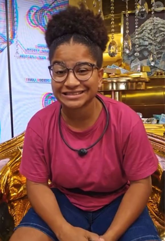 Já tia Milena foi representada pela já tradicional blusa cor-de-rosa que costuma usar