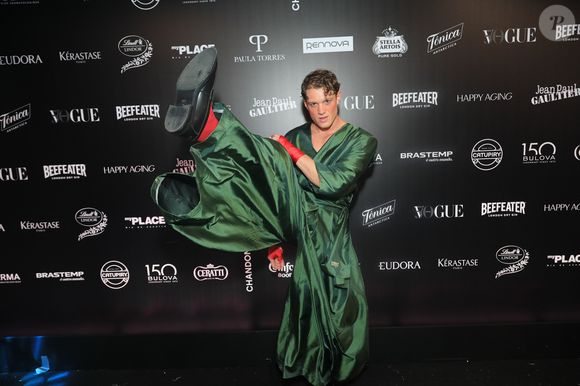 Tal qual um personagem de anime, o ator Pedro Novaes arrasou na escolha de seu look verde