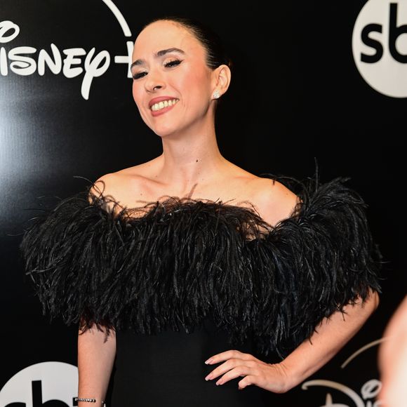 Tata Werneck apostou em um visual monocromático com um longo vestido preto adornado com plumas para o Troféu Imprensa, realizado pelo SBT em São Paulo