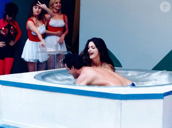 Luiza Ambiel foi a primeira modelo a passar pela 'Banheira do Gugu'