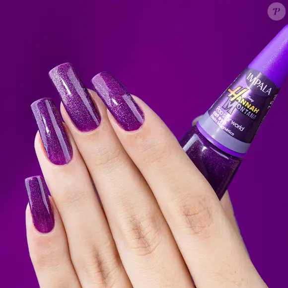O esmalte Pop Star World combina nostalgia e brilho em um tom roxo cheio de movimento, perfeito para os fãs de Hannah Montana