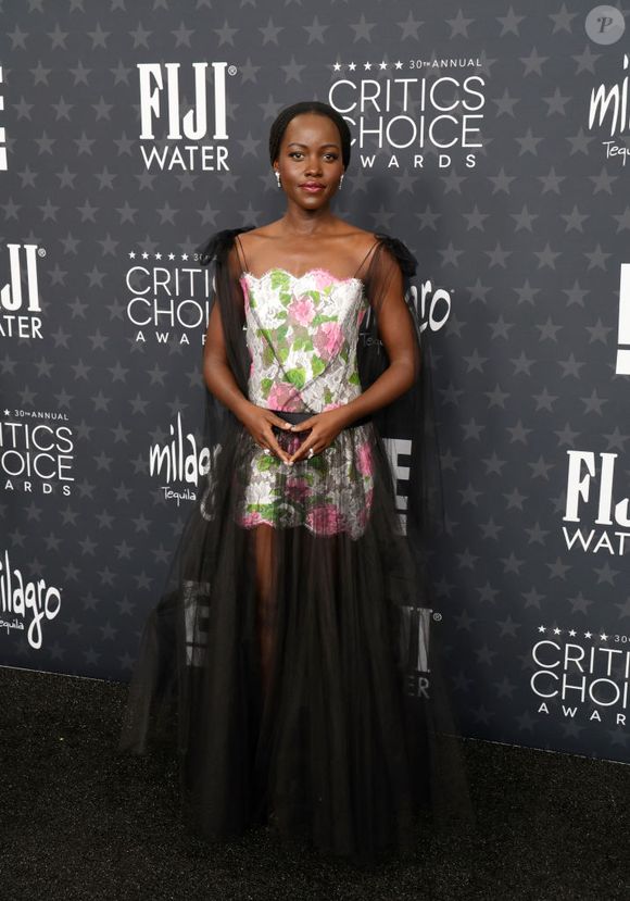 O vestido Chanel de Lupita Nyong'o veio da coleção de Alta Costura Primavera-Verão 2024 da marca. Ela usou acessórios como joias De Beers no Critics Choice Awards 2025
