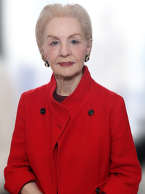 Carolina Herrera sabe o segredo: como dar um toque especial a qualquer look com saia midi ou calça larga neste Outono-Inverno