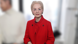 Carolina Herrera sabe o segredo: como dar um toque especial a qualquer look com saia midi ou calça larga neste Outono-Inverno