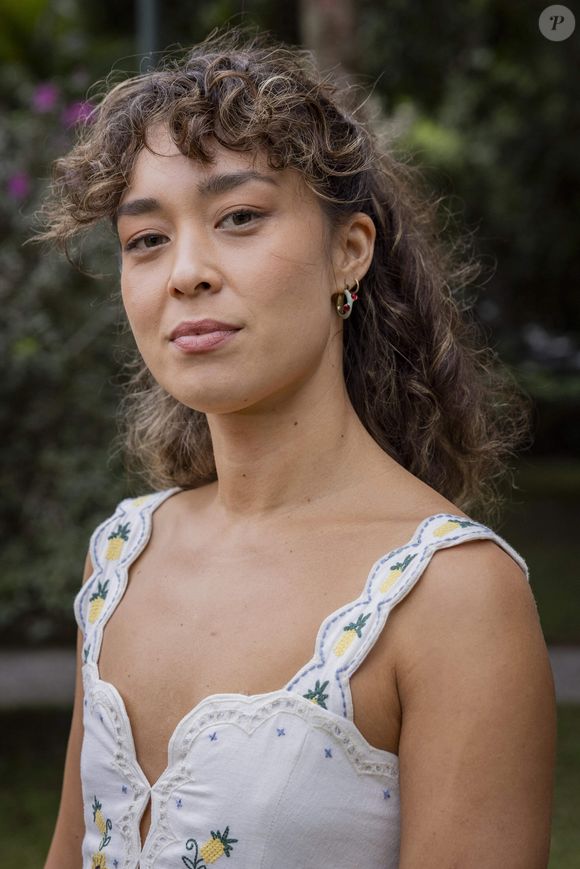 Gisele (Luana Tanaka) - Namorada de Ayla, é tradutora e trabalha de casa traduzindo textos do inglês para o português.